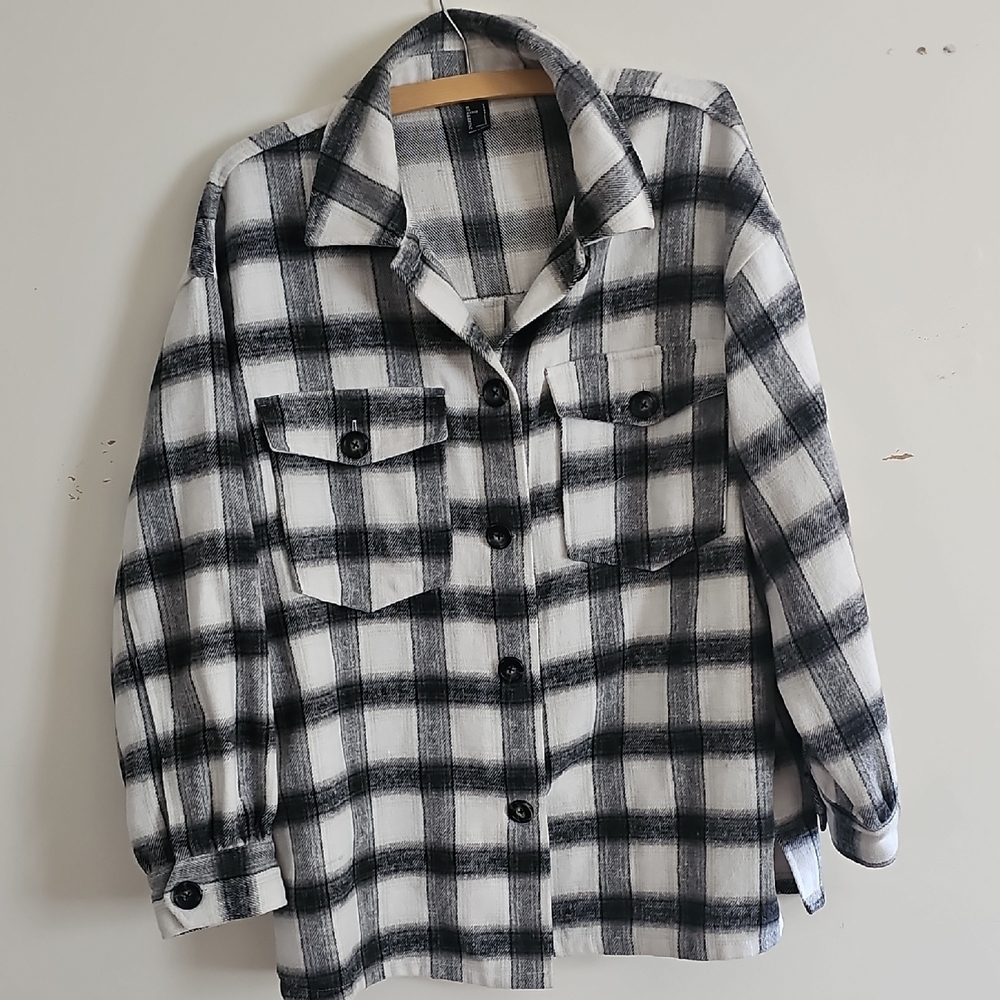 Forever 21 Women's Plaid Drop-Sleeve Longline Shacket in White/Black Size L